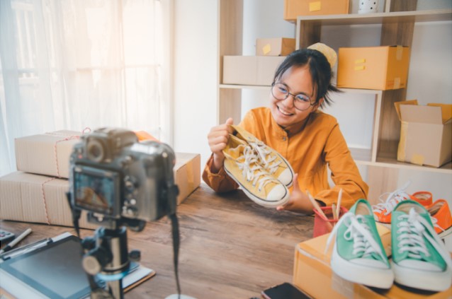 Review oleh Blogger: Strategi Persuasif yang Membentuk Kepercayaan dan Mendorong Keputusan Konsumen