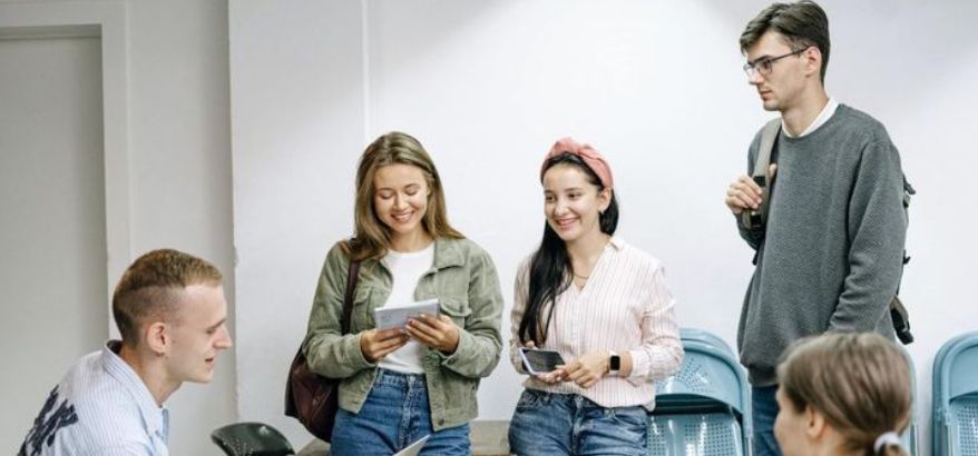 Tantangan Berbahasa Mahasiswa: Menghadapi Dinamika Bahasa di Ruang Akademik dan Sosial