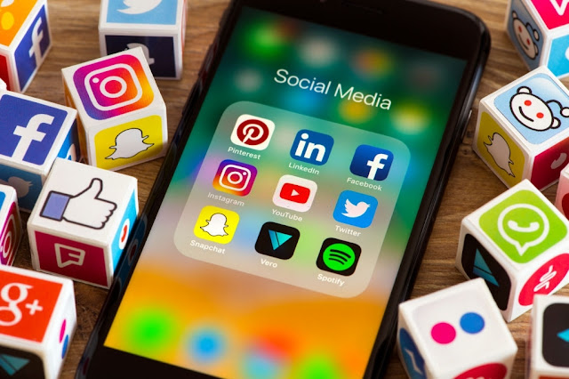 Akun Media Sosial Apa Saja yang Bisa Dipakai untuk Diskusi Online?