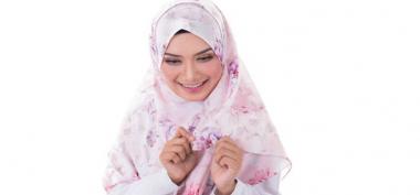 4 Cara Menghilangkan Noda Kosmetik Pada Hijab