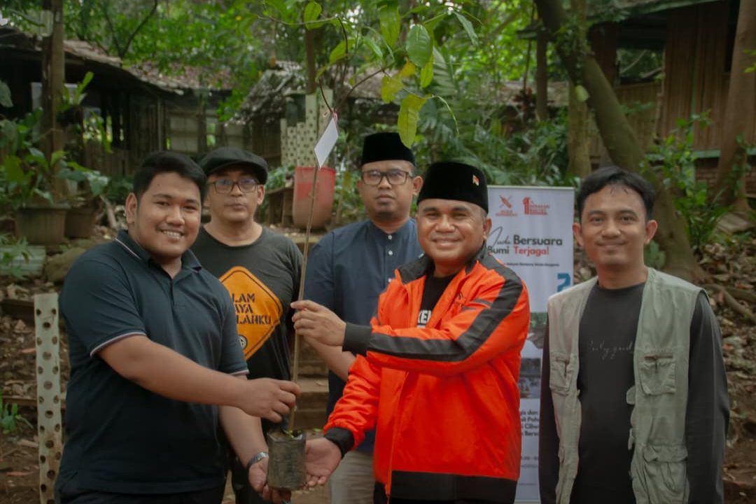 Peringati HUT Ke-1 Gerakan Rakyat, Muda Bergerak Gelar Aksi Tanam Pohon di Ciliwung