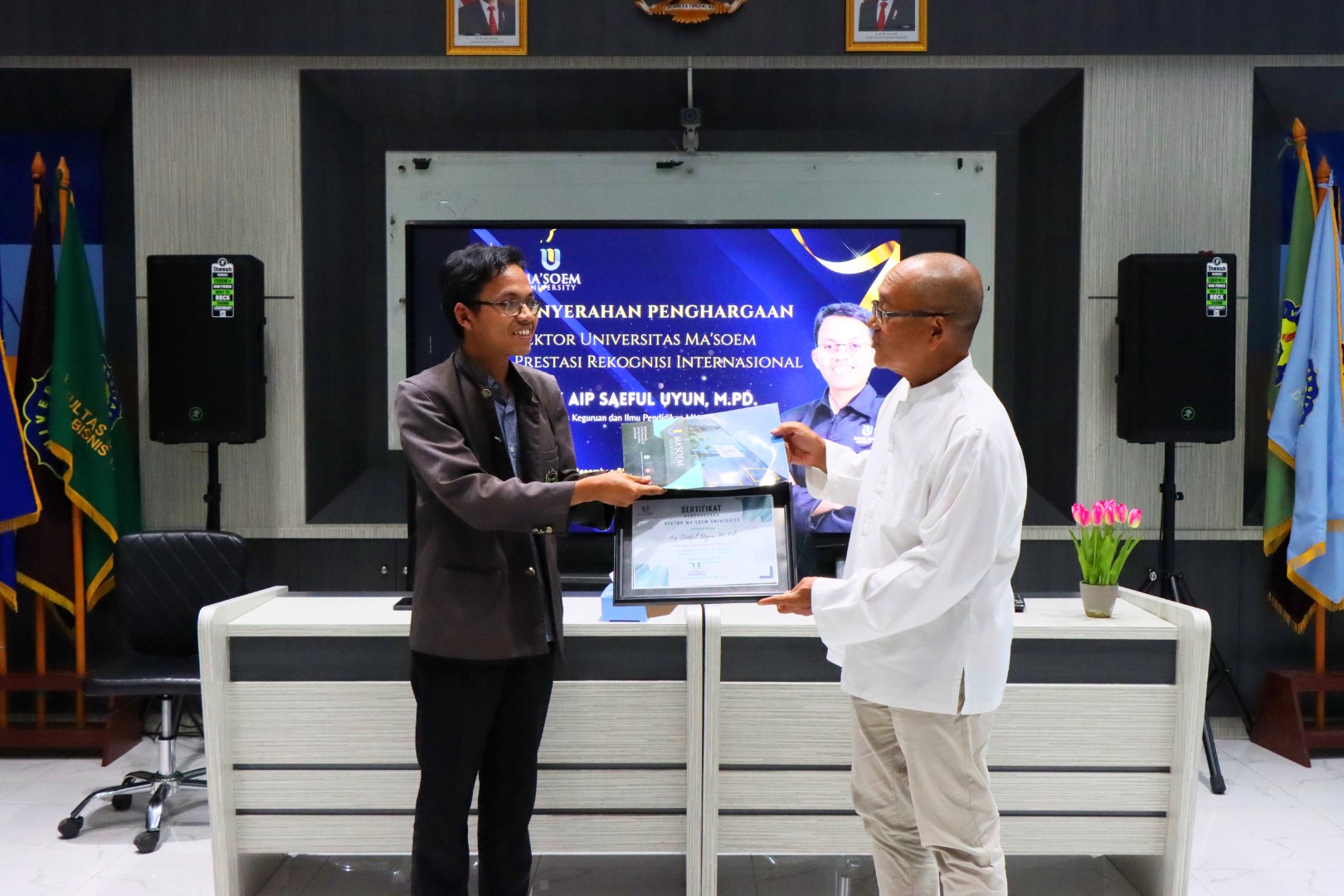Pemberian Penghargaan Rekognisi Internasional oleh Rektor Universitas Ma'soem kepada Dosen Berprestasi