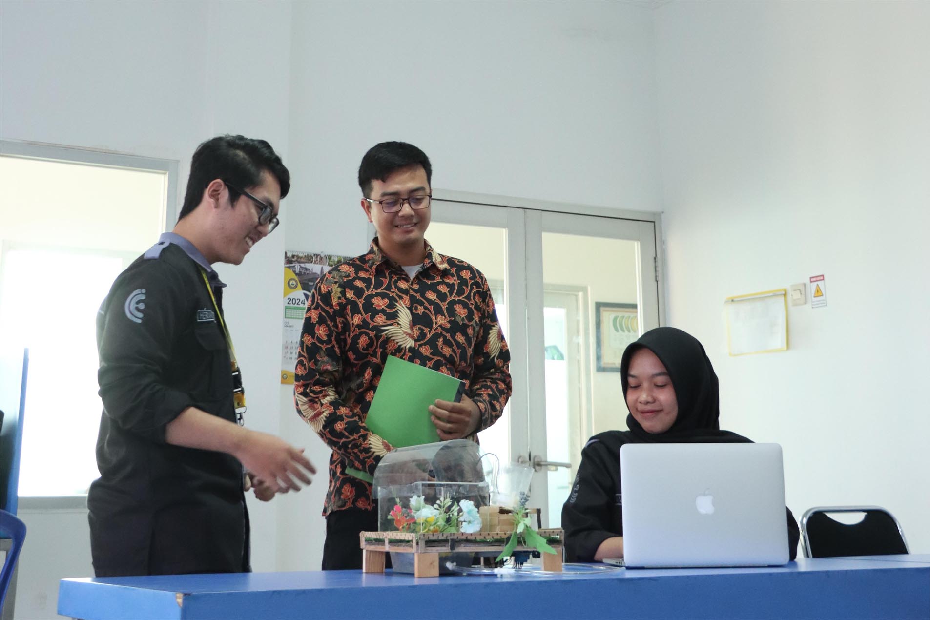 Jurusan Teknik Industri Mempelajari Apa Saja Selain Efisiensi Produksi dan Manajemen Rantai Pasok?