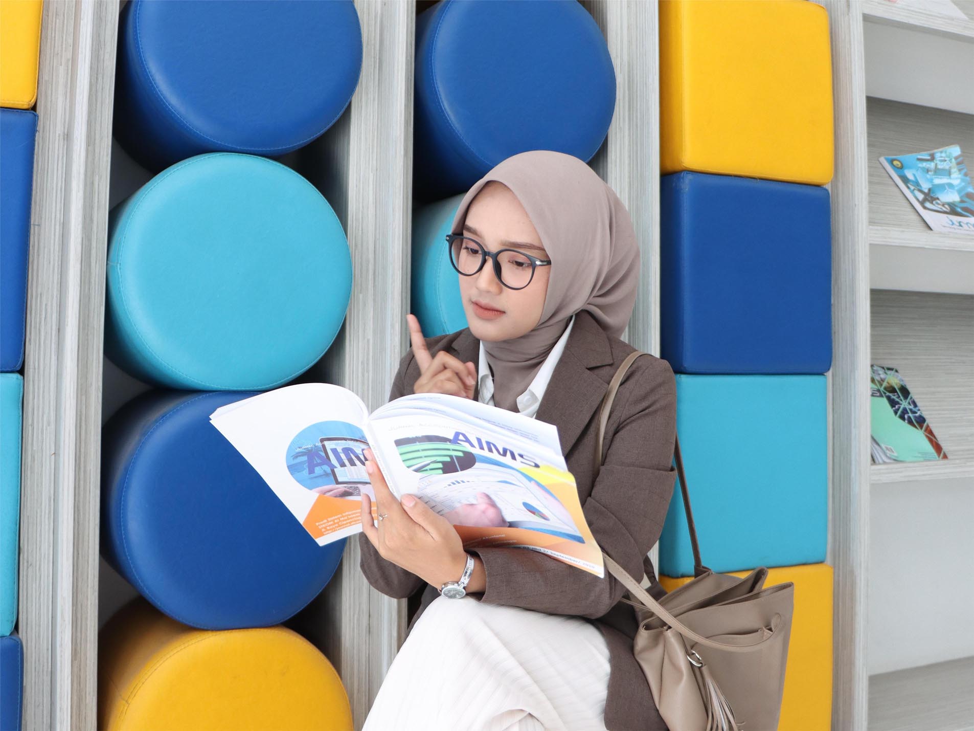 Biaya kuliah perbankan syariah s1 hanya 5 juta per semester tersedia universitas di bandung yang ada kelas karyawan