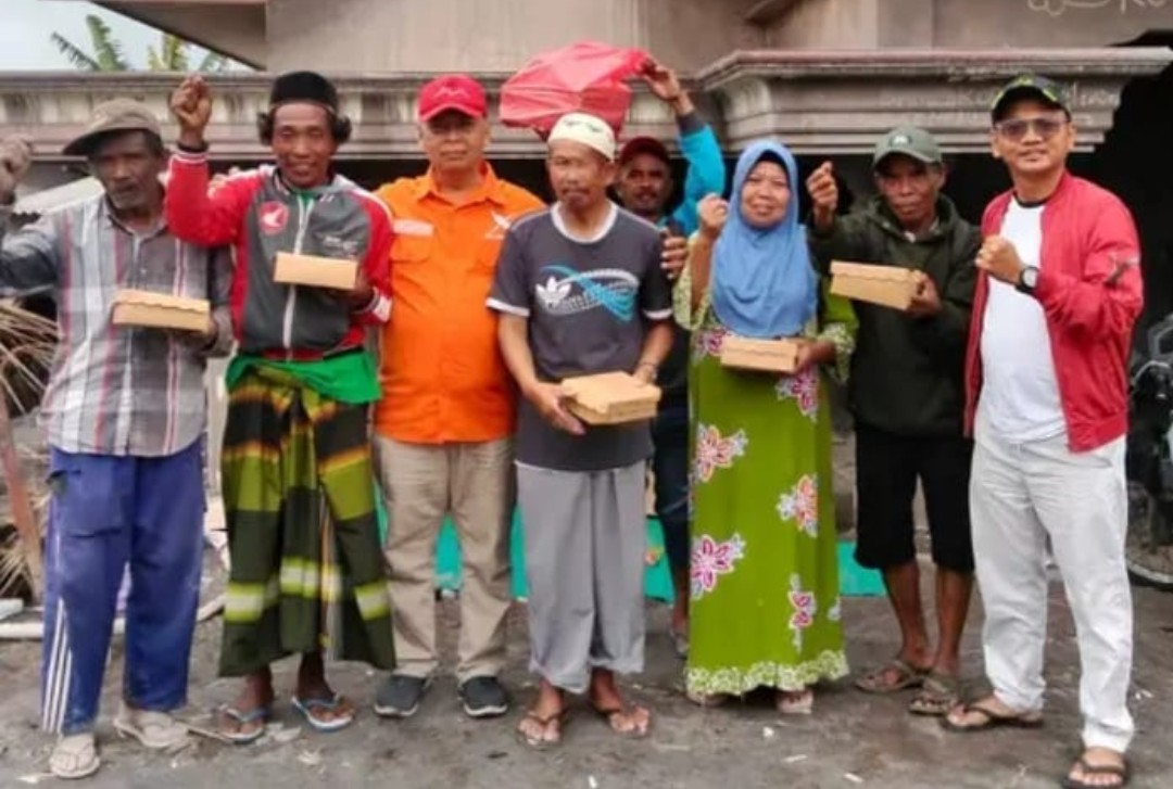 Gerakan Rakyat Jatim Salurkan Masker dan Obat Tetes Mata untuk Korban Erupsi Gunung Semeru