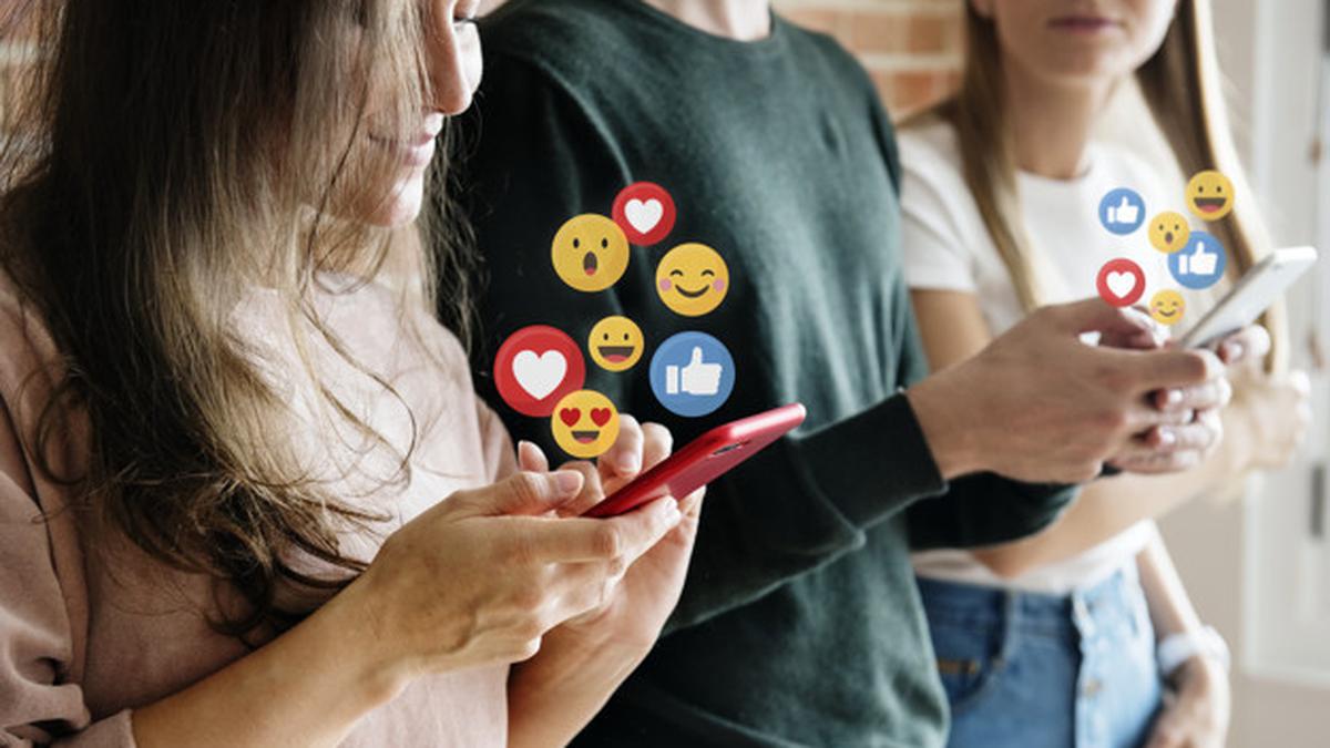 Menyelami Peran Buzzer Pilkada 2029 dalam Era Demokrasi Digital Bersama Rajakomen.com